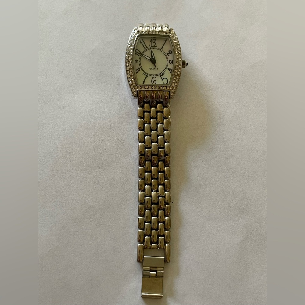 AVON Quartz Crystal Rhinestone Silver Tone Link Bezel Watch – Classic Style - Picture 8 of 9